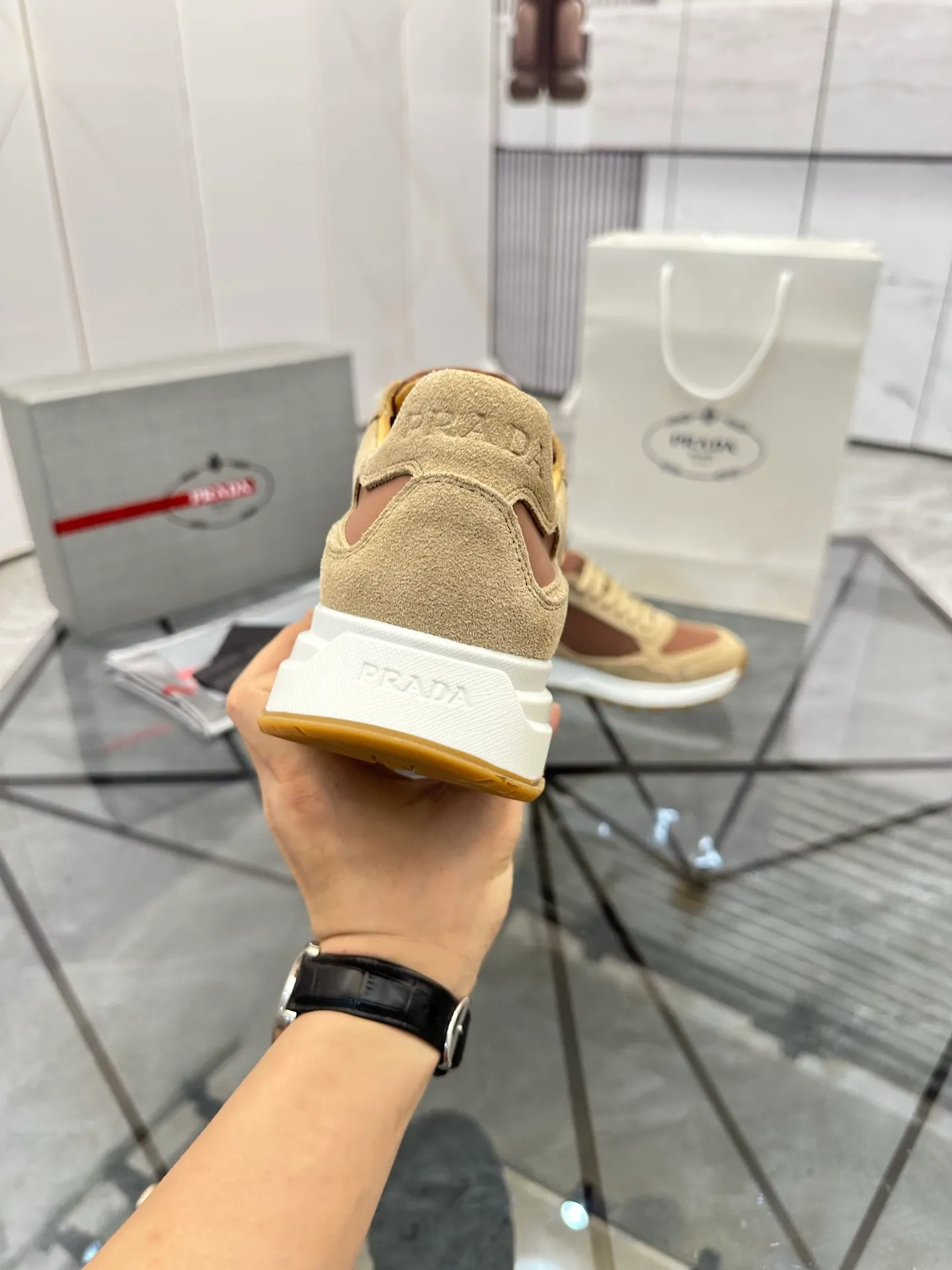 Men's shoes for sale 💰: 💰P580¥ High-end top quality Product trademark: Prada *"Prada*" low-top casual shoes Regular size: 38-45 (can be customized to 46) Product materials: imported upper layer of high mercerized nubuck leather spliced ​​with breathable mesh, water-dyed cowhide lining, cowhide feet, original ultra-light foam outsole. No.: 001